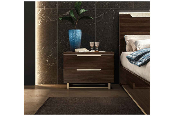 Smart - Classic Wood Nightstand in Patrizio Walnut